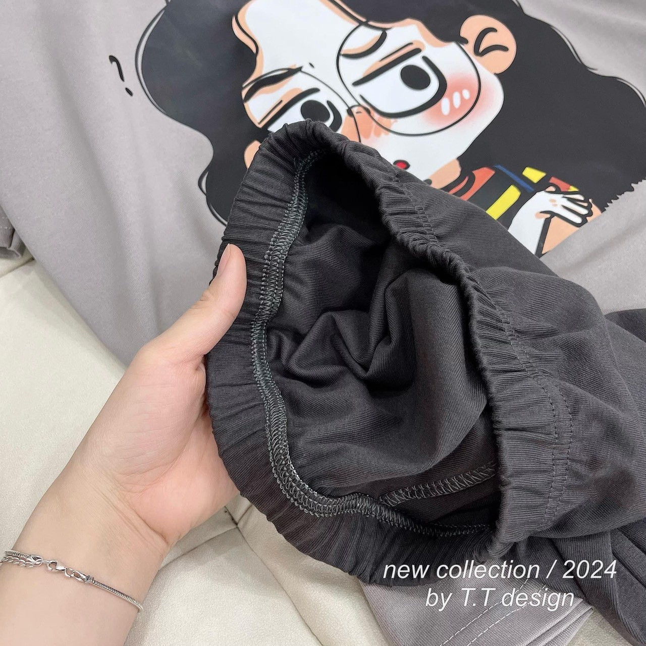 Bộ Cộc In Cô Gái Đeo Kính 2 Màu