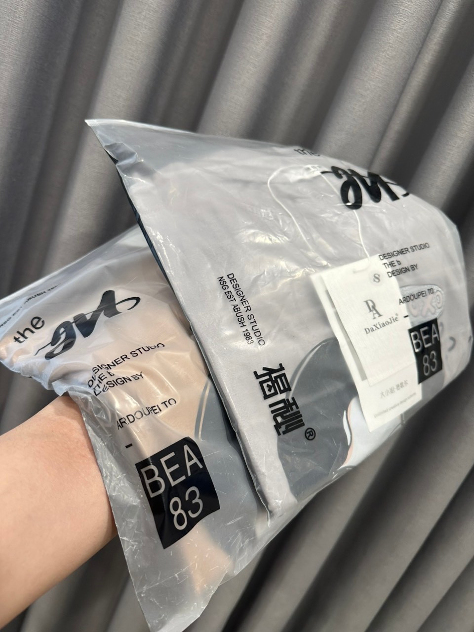 Bộ Cộc In Cô Gái Đeo Kính 2 Màu