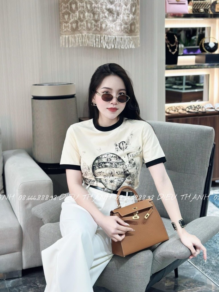 Áo Phông Be Họa Tiết Voi Cổ Đen