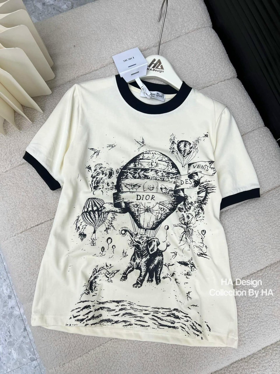 Áo Phông Be Họa Tiết Voi Cổ Đen