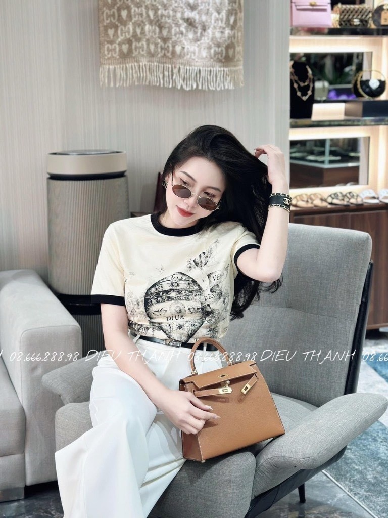 Áo Phông Be Họa Tiết Voi Cổ Đen