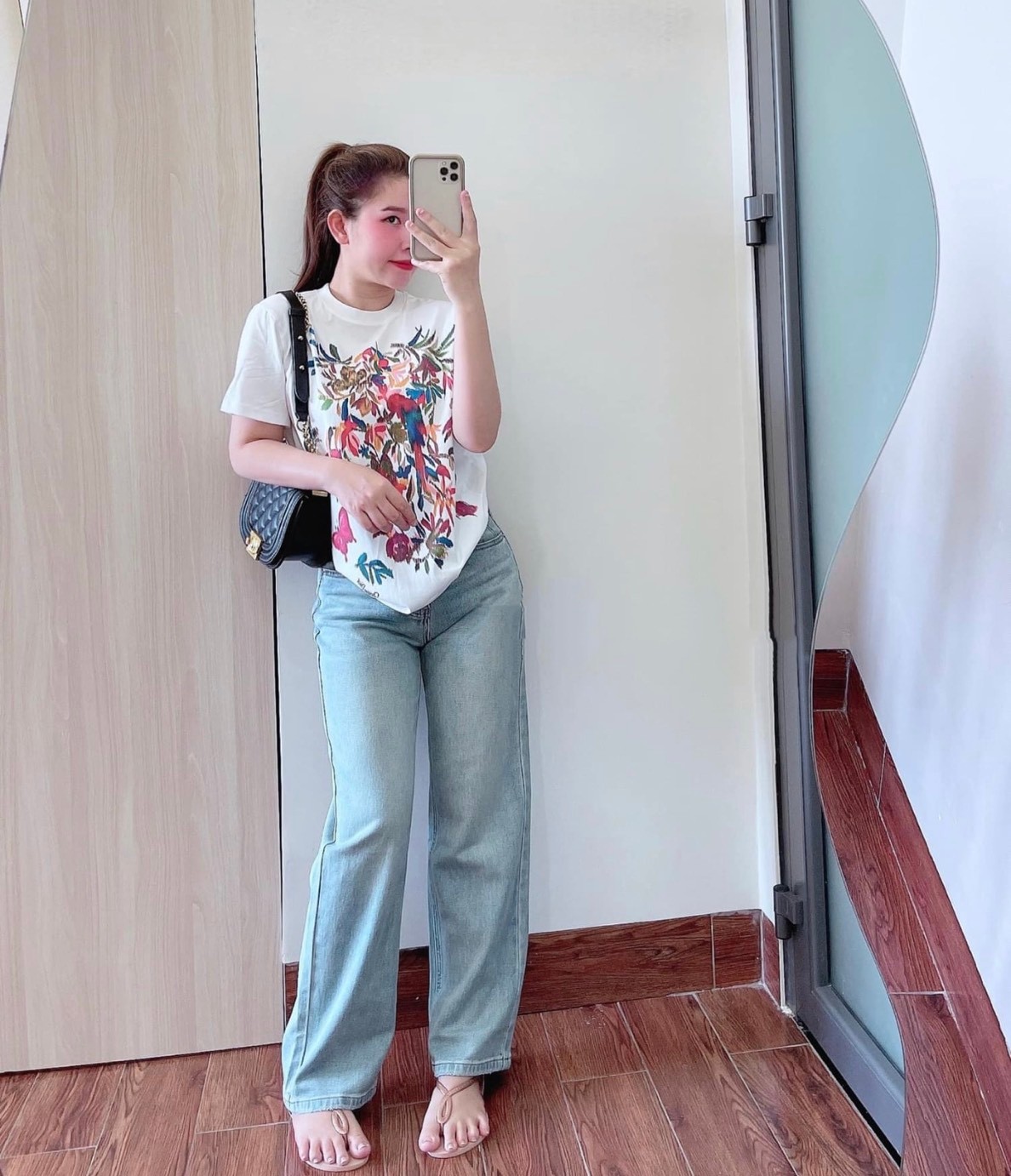 Áo Phông Trắng In Hoa Lá