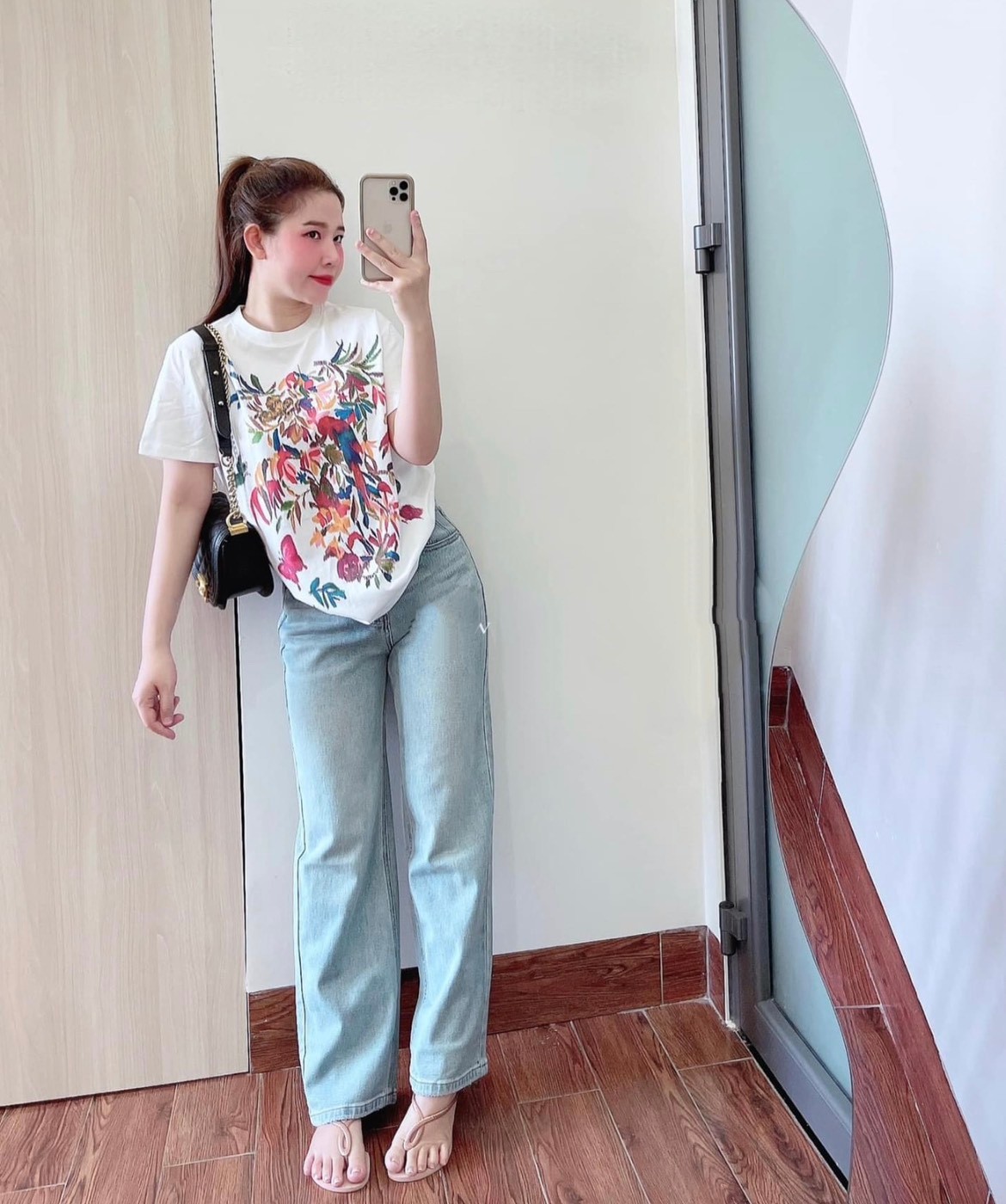 Áo Phông Trắng In Hoa Lá