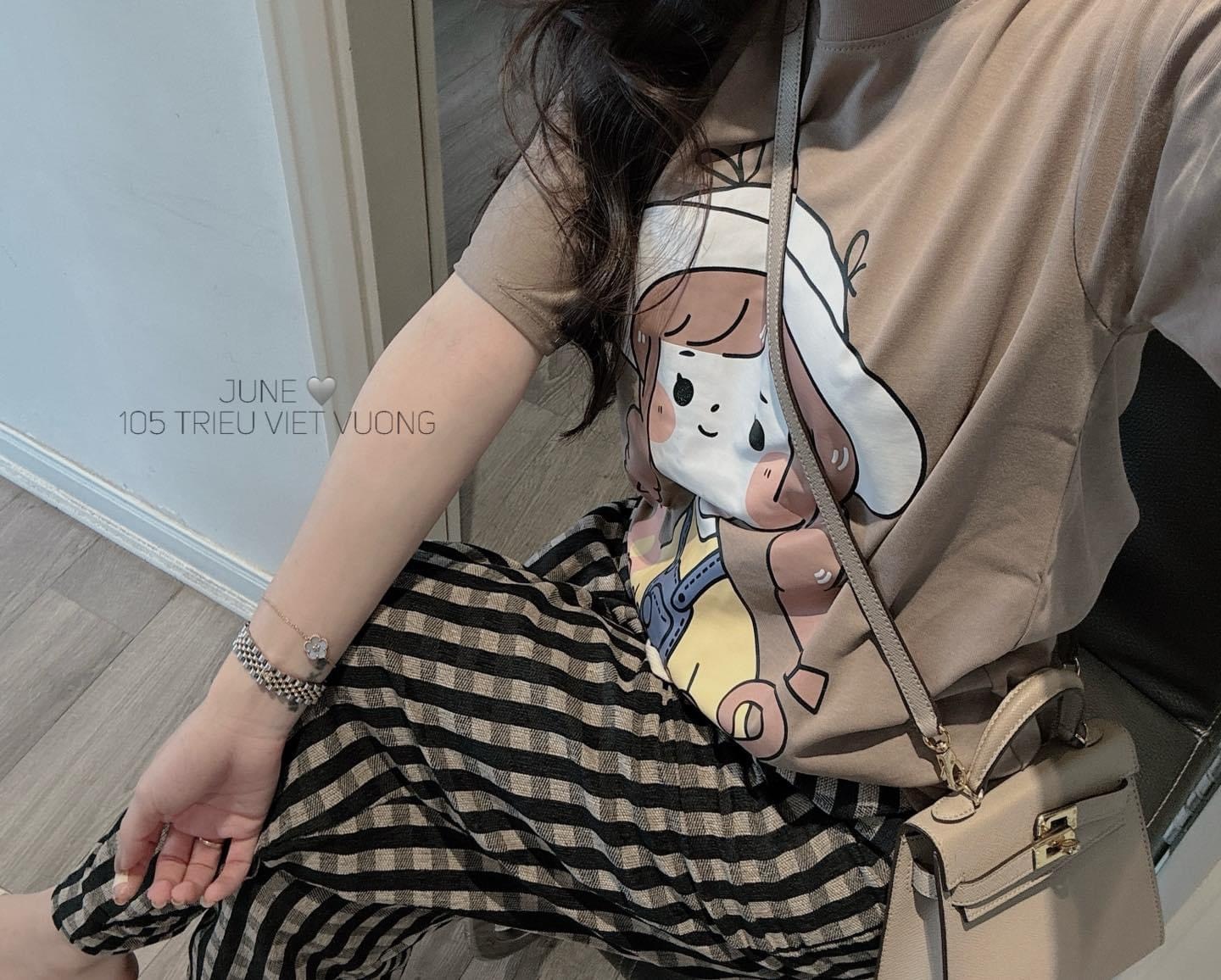 Bộ Quần Kẻ Áo Nâu In Bé Gái Đội Mũ