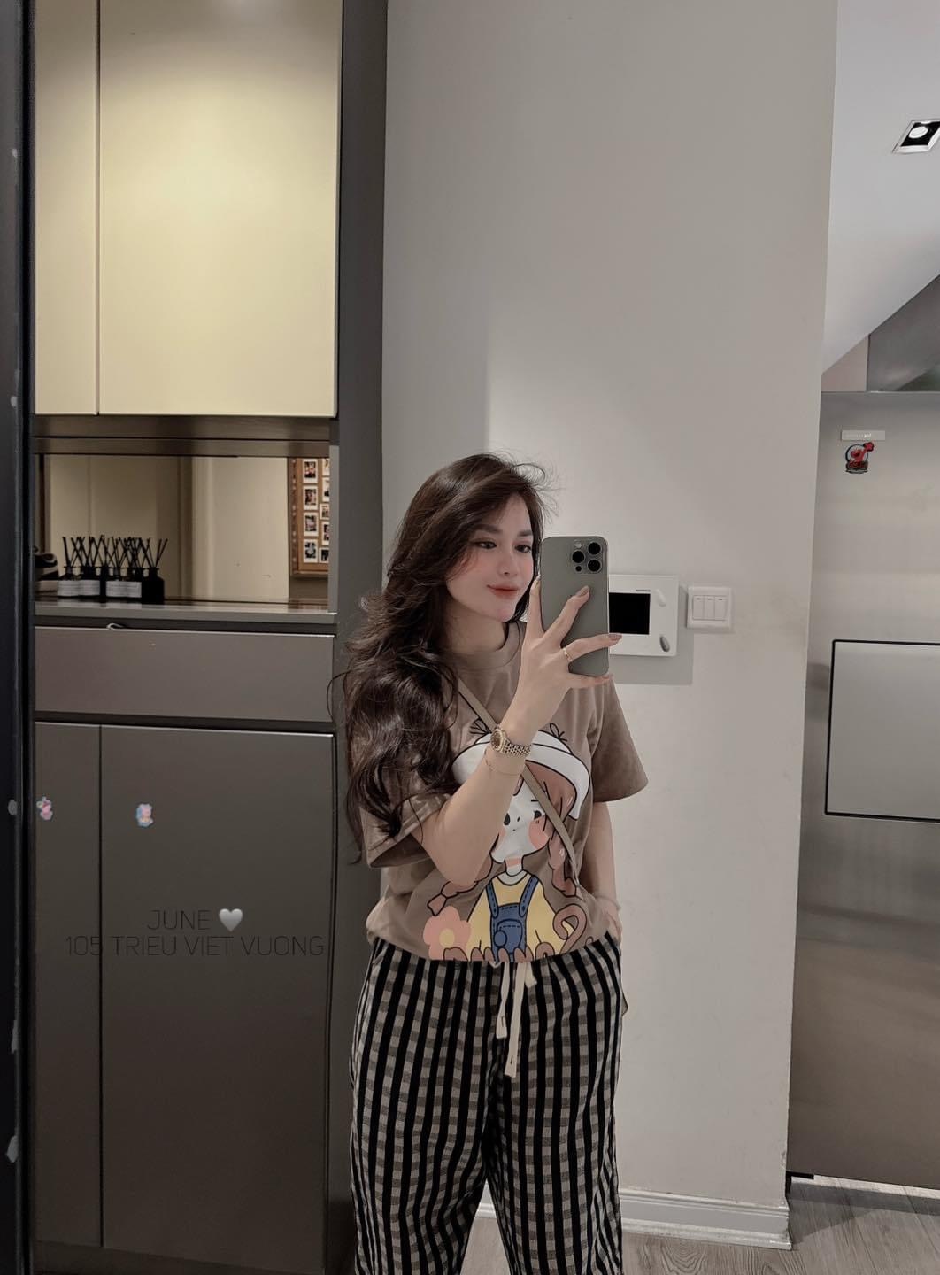 Bộ Quần Kẻ Áo Nâu In Bé Gái Đội Mũ