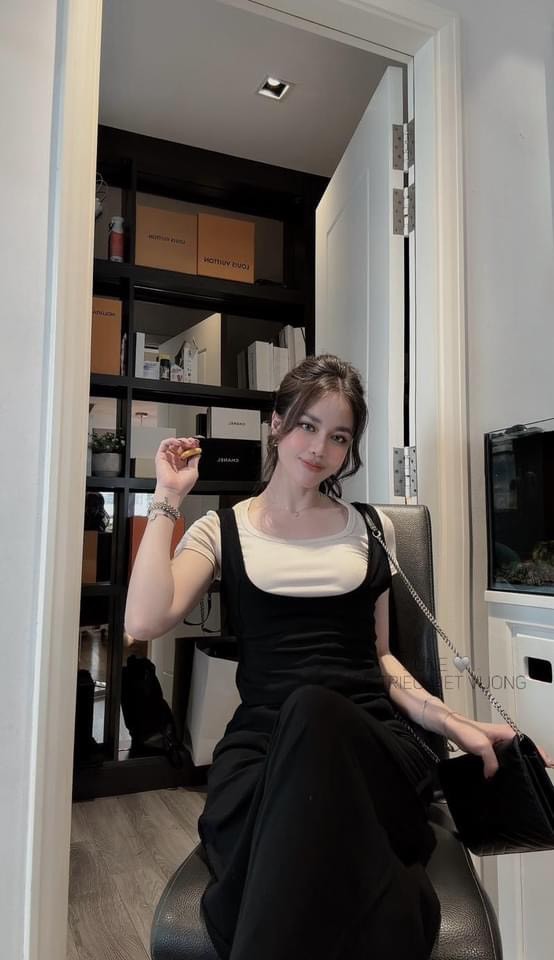 Váy Đen 2 Dây Kèm Áo Thun Trắng
