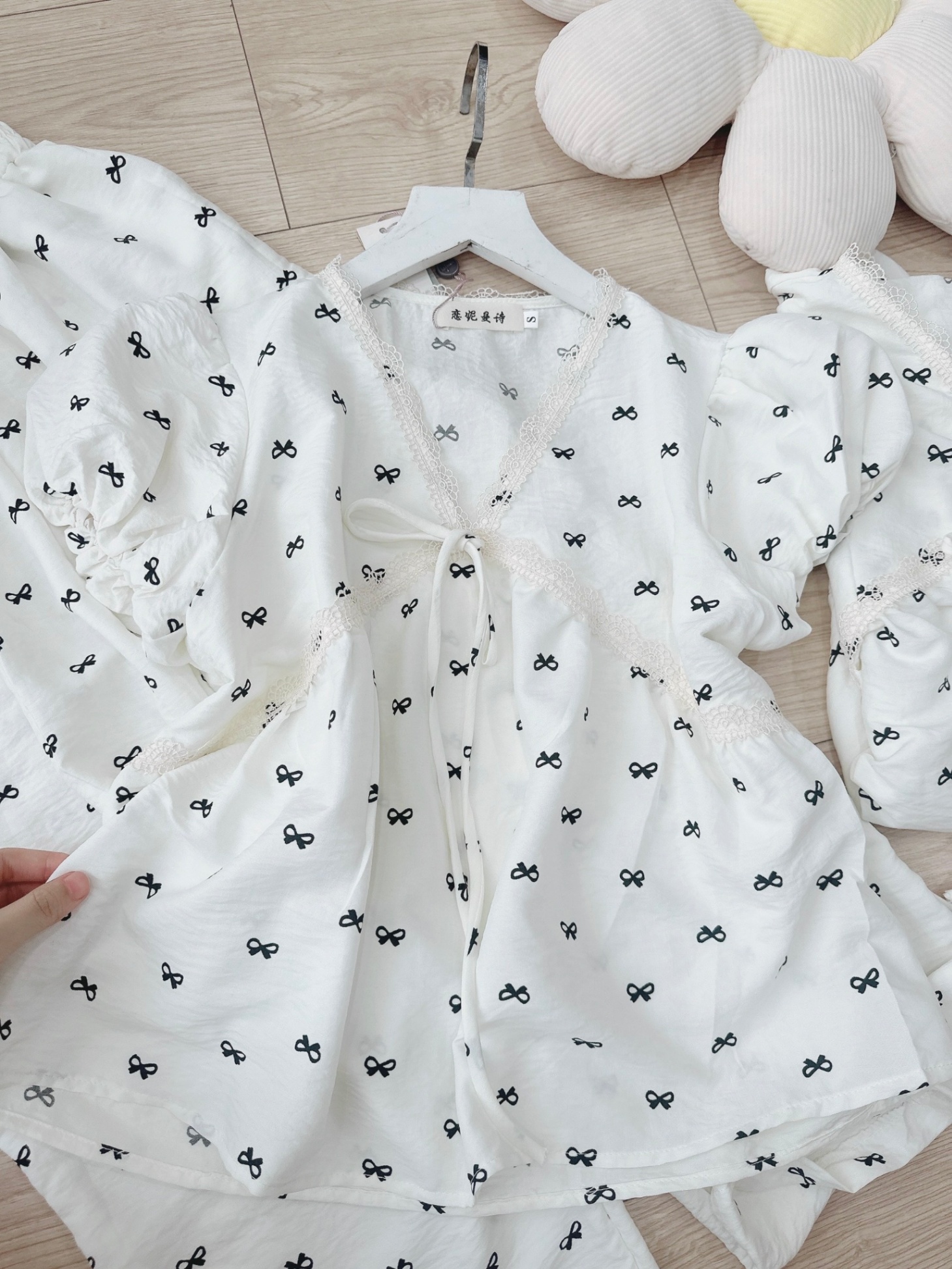 Bộ Đũi Nơ Cổ V Phối Ren