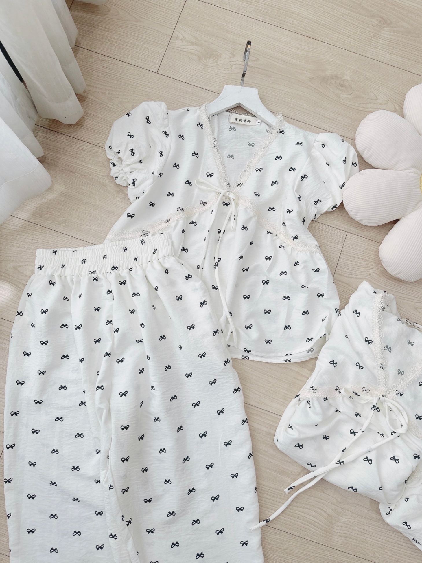 Bộ Đũi Nơ Cổ V Phối Ren