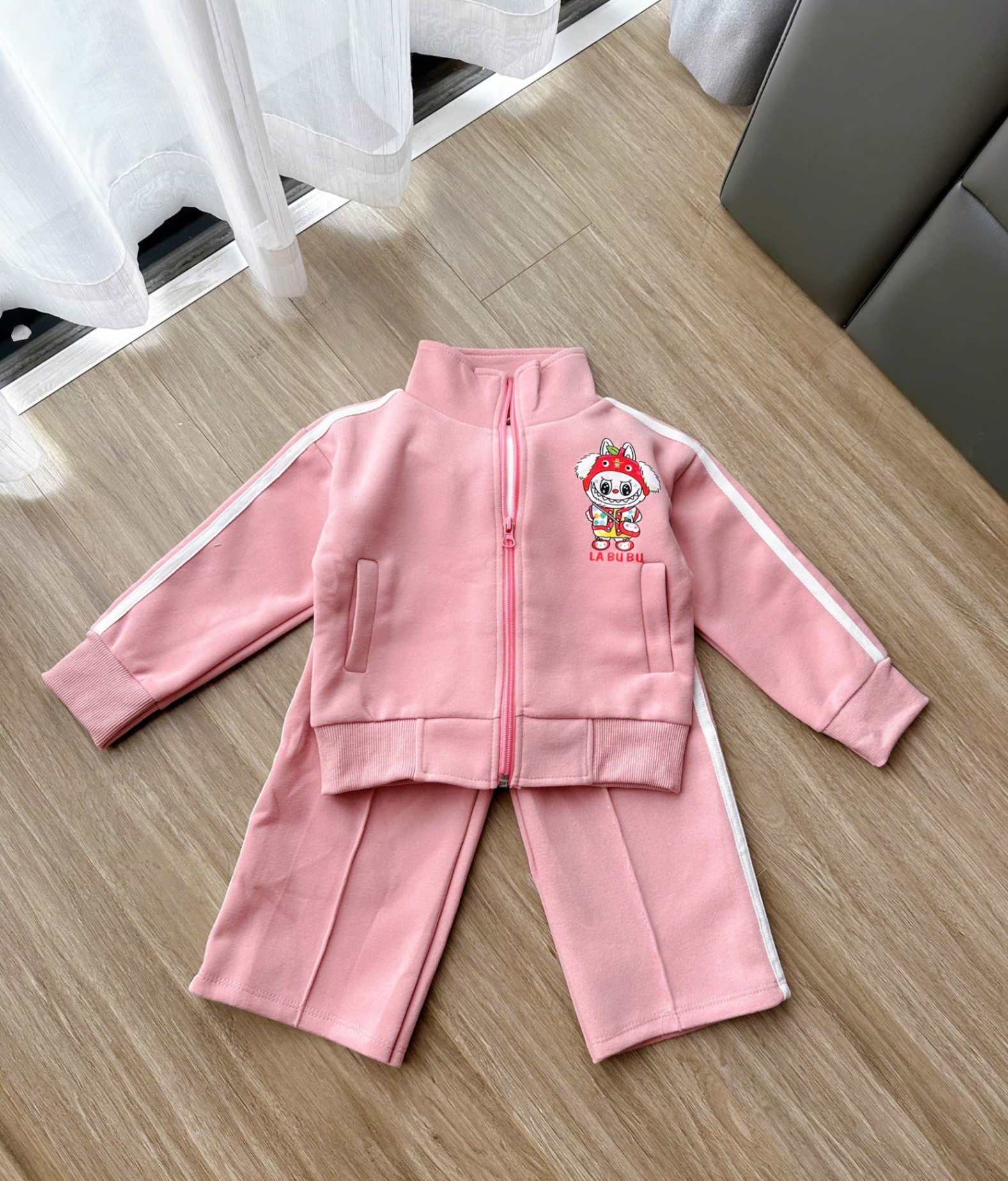 Bộ Nỉ Hồng Quần Suông Labubu Cho Bé