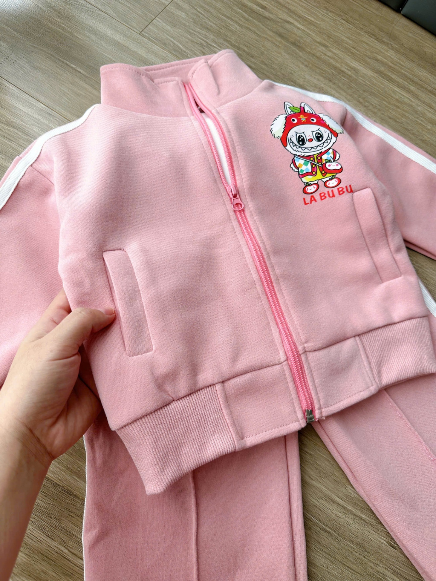 Bộ Nỉ Hồng Quần Suông Labubu Cho Bé