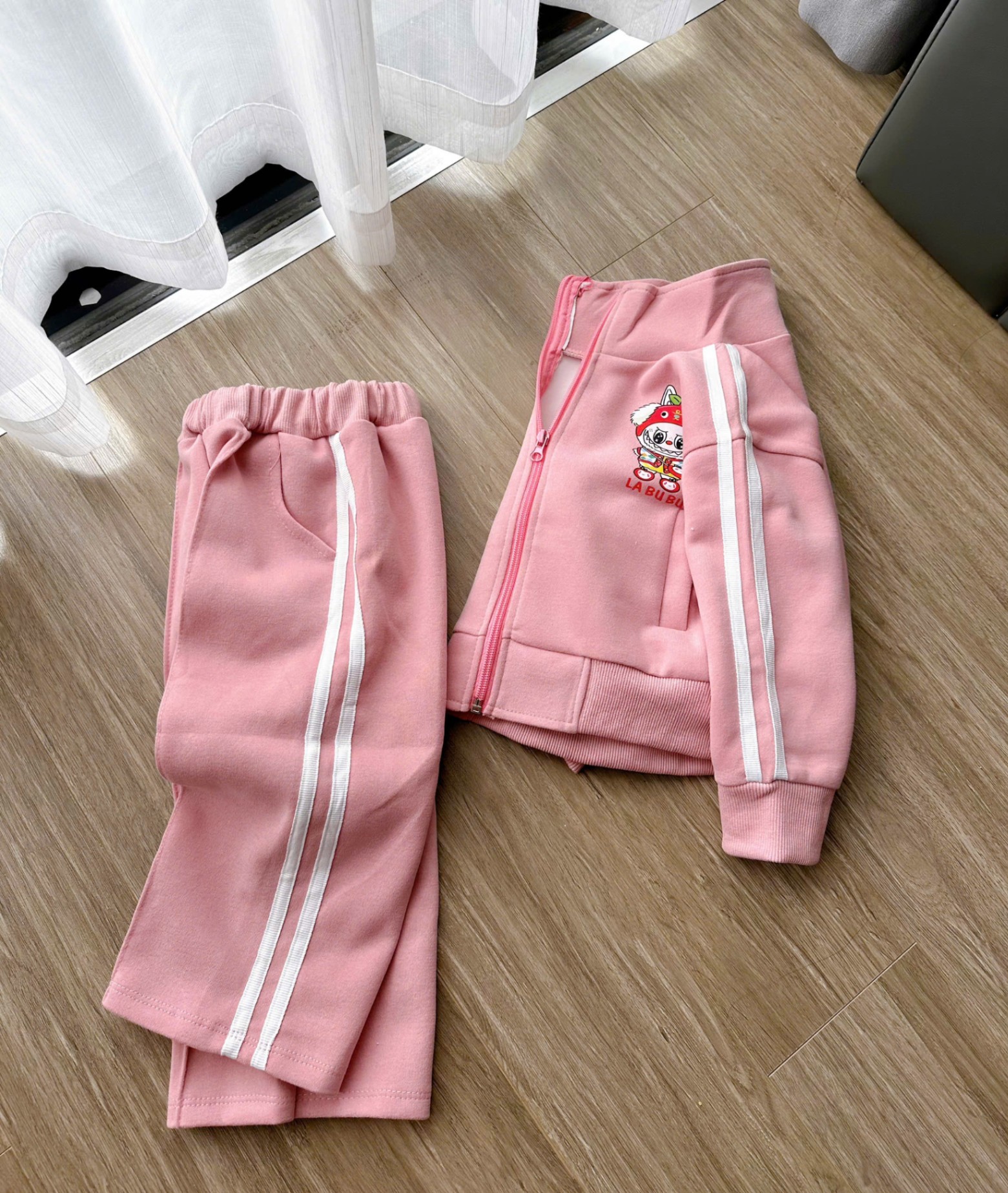 Bộ Nỉ Hồng Quần Suông Labubu Cho Bé