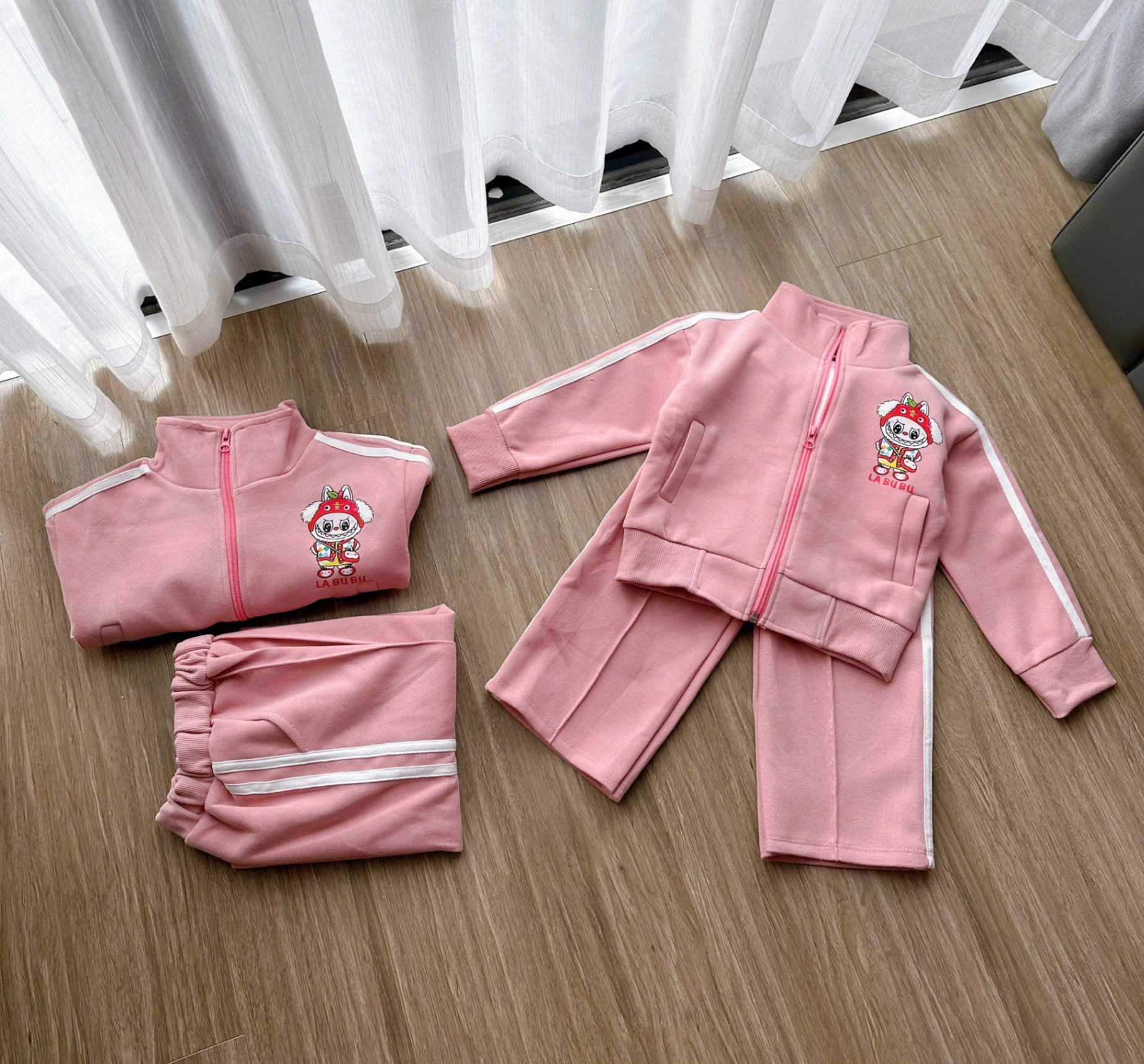 Bộ Nỉ Hồng Quần Suông Labubu Cho Bé