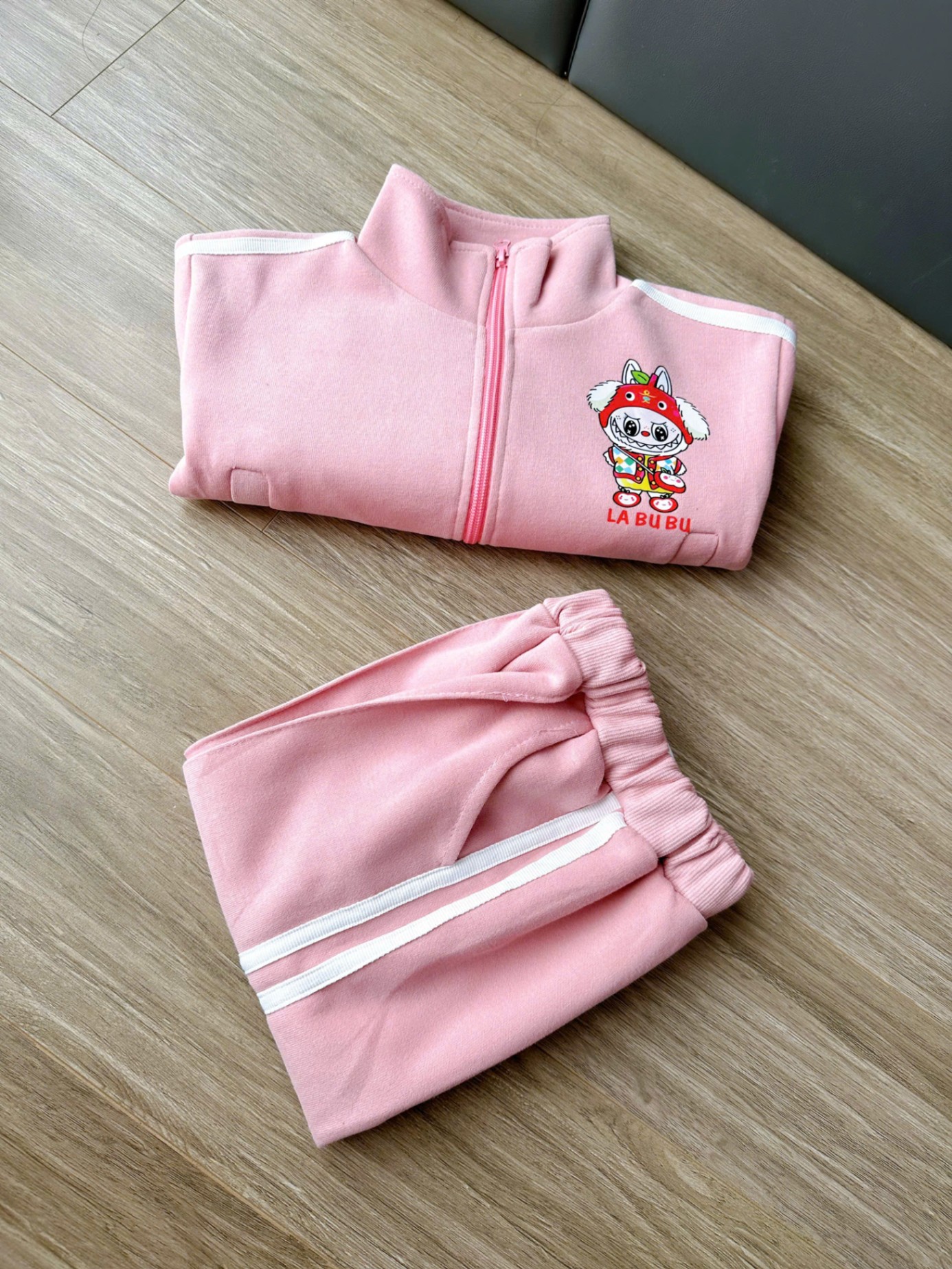 Bộ Nỉ Hồng Quần Suông Labubu Cho Bé