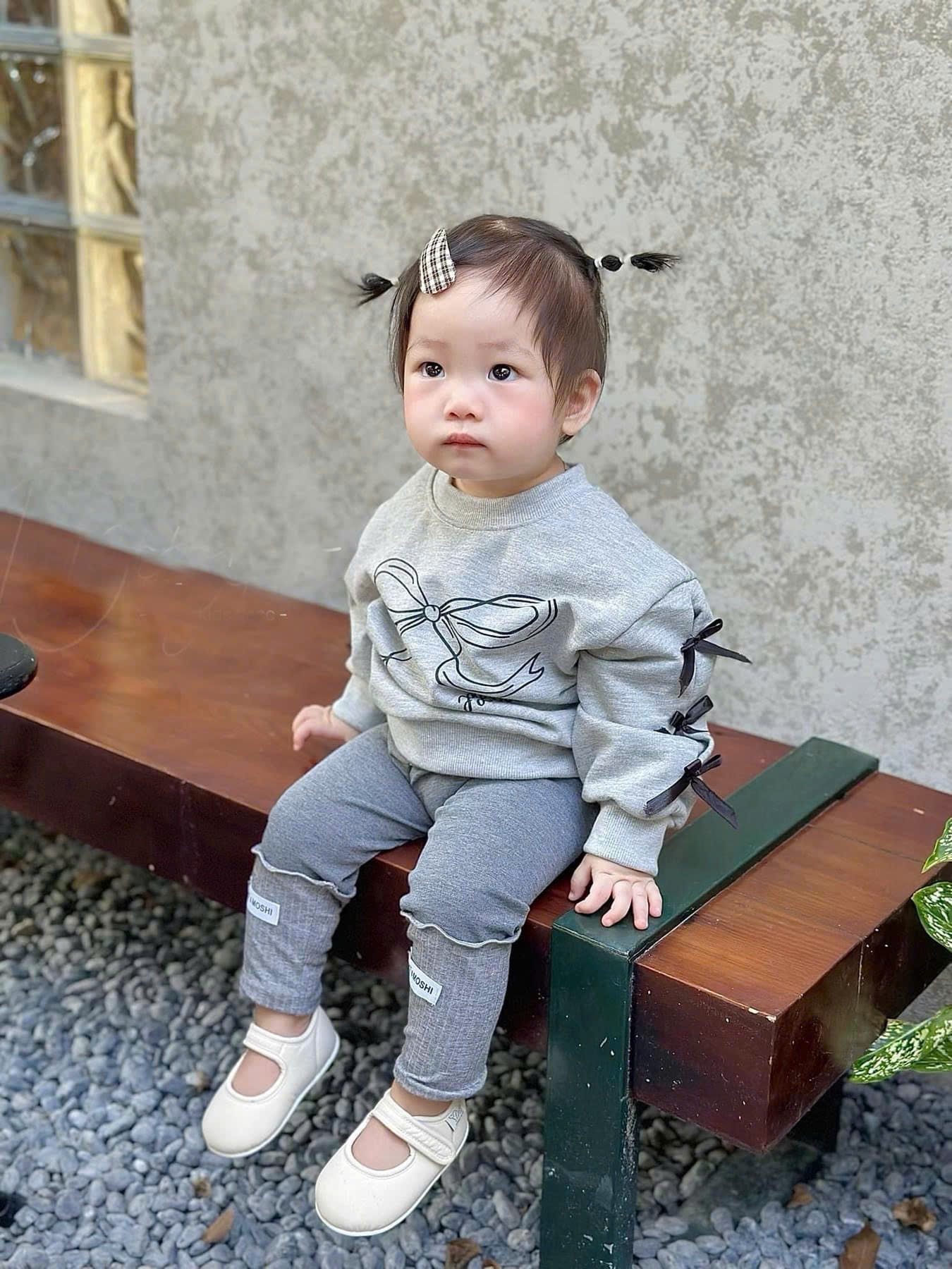 Bộ Nỉ Xám Đính Nơ Cho Bé