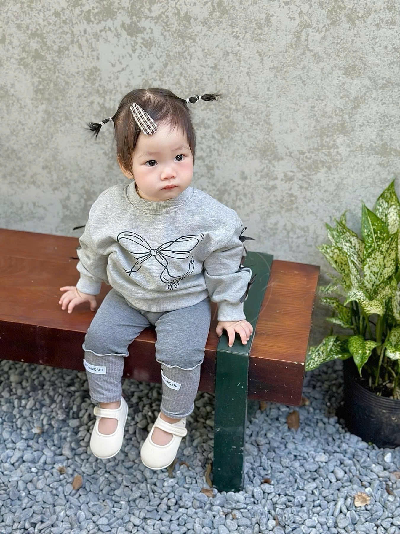 Bộ Nỉ Xám Đính Nơ Cho Bé