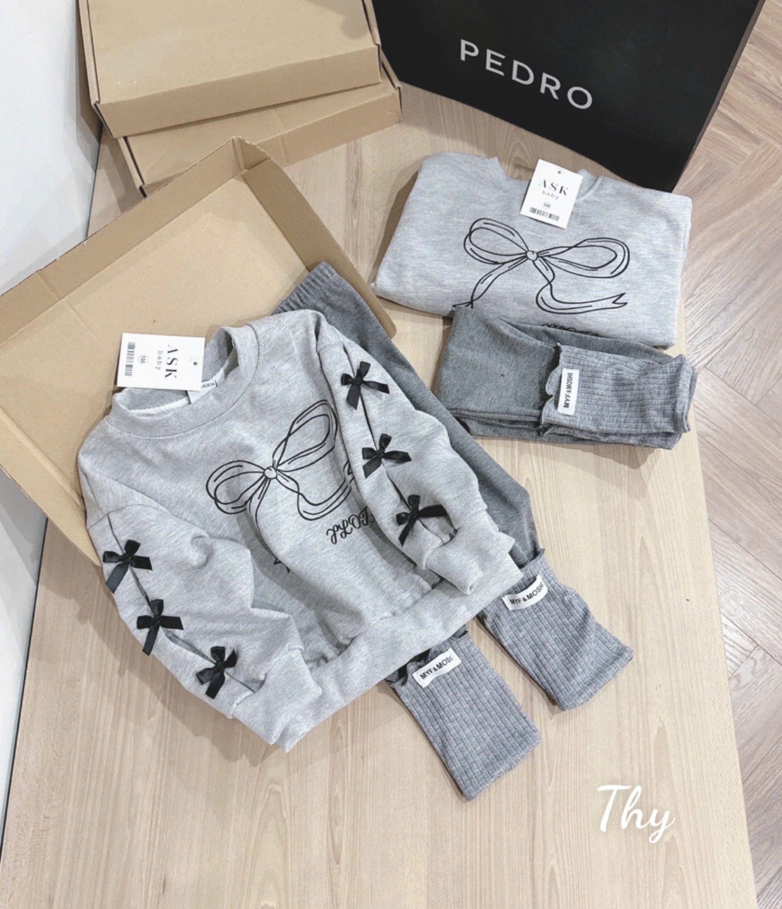 Bộ Nỉ Xám Đính Nơ Cho Bé