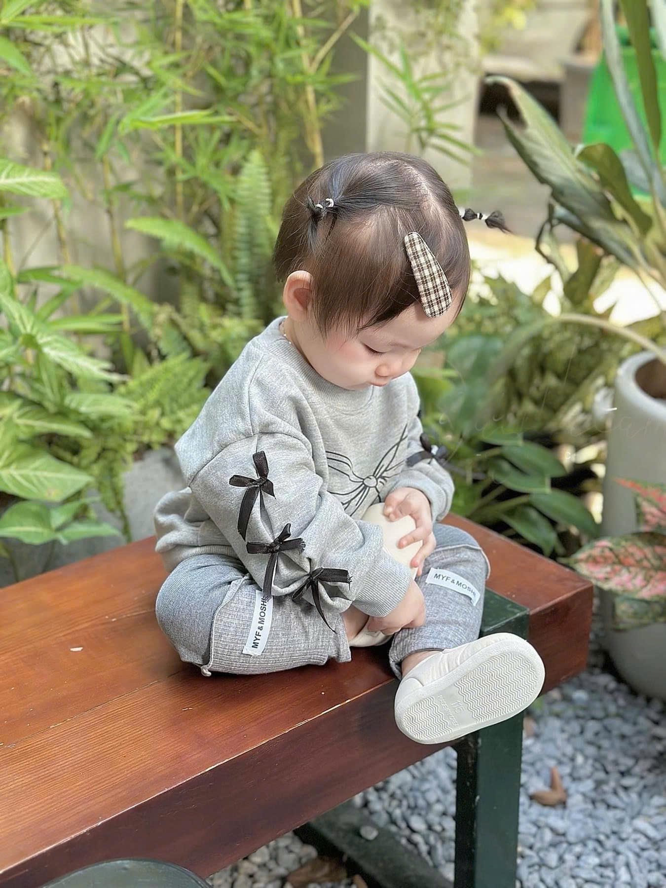Bộ Nỉ Xám Đính Nơ Cho Bé