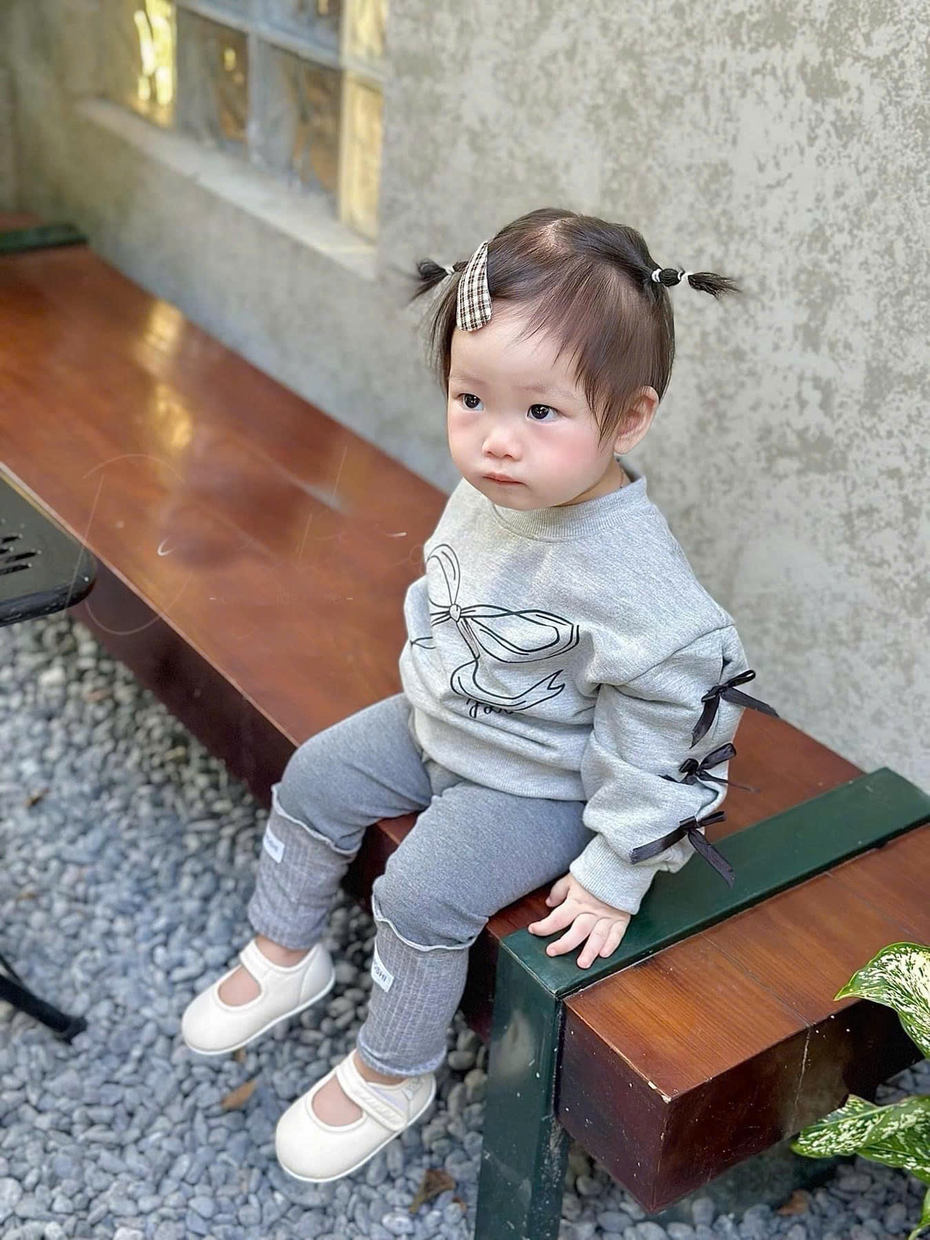 Bộ Nỉ Xám Đính Nơ Cho Bé