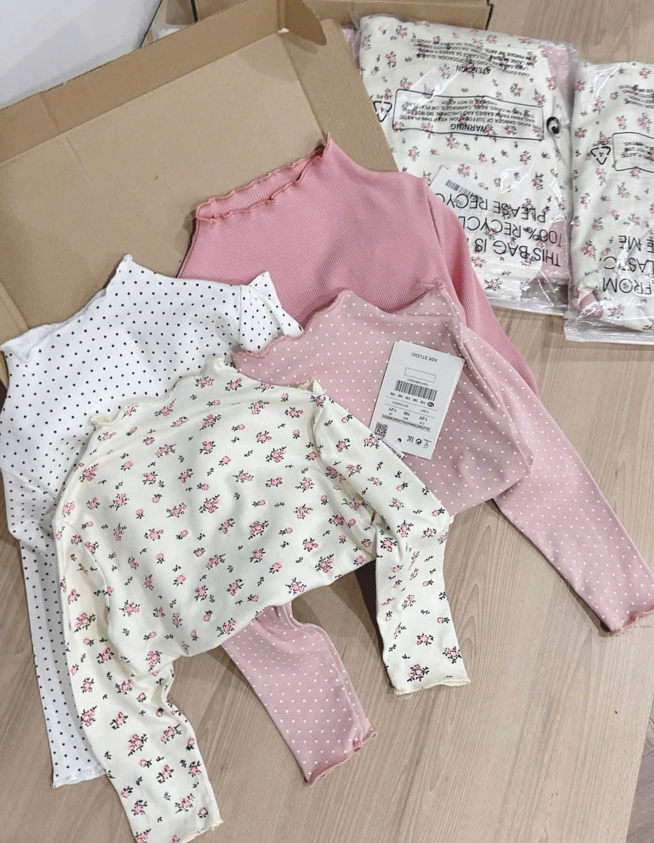 Set 4 áo giữ nhiệt tone Hàn cho bé