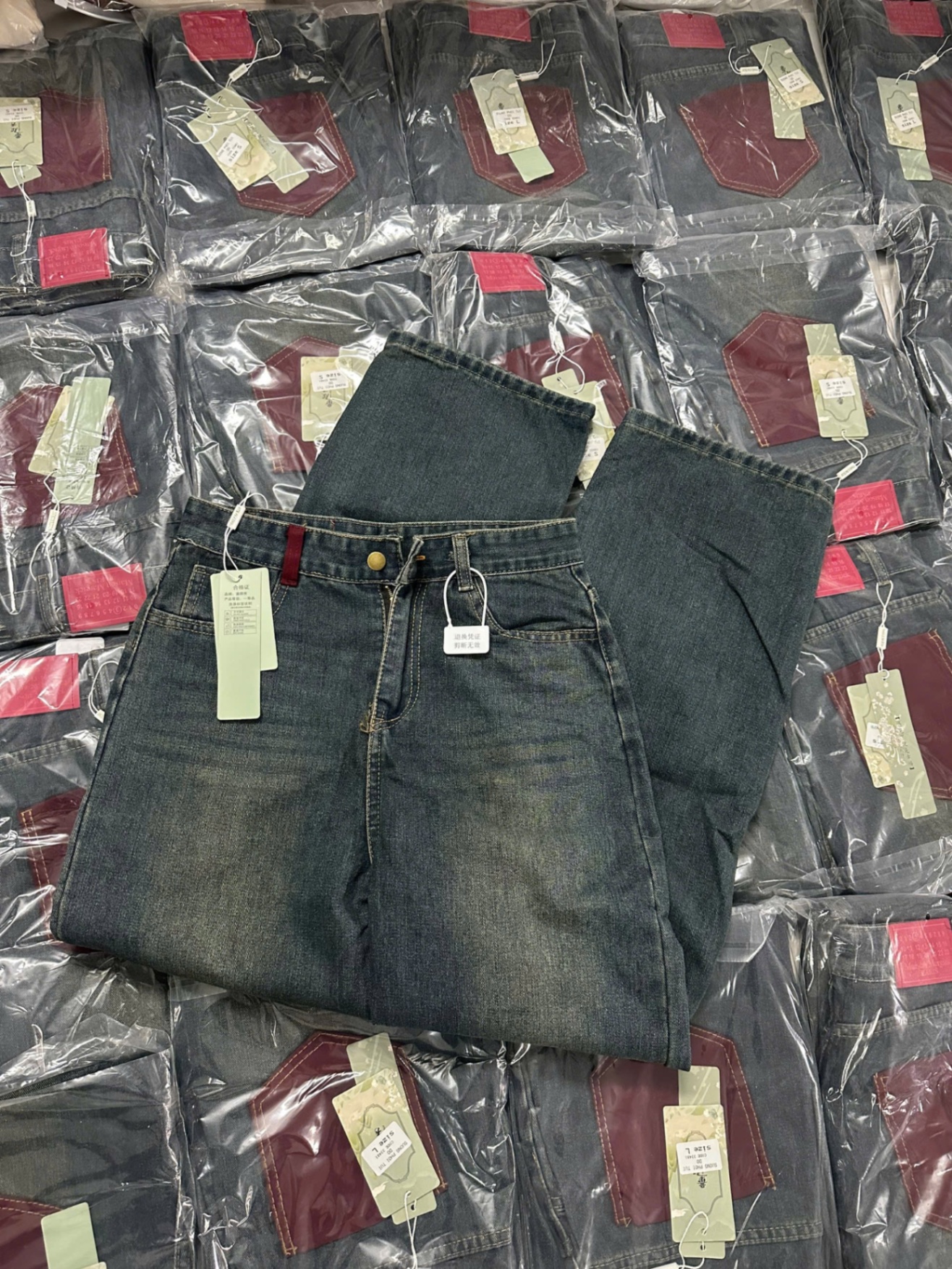 Quần Jeans Suông Thêu Túi Đỏ Sau