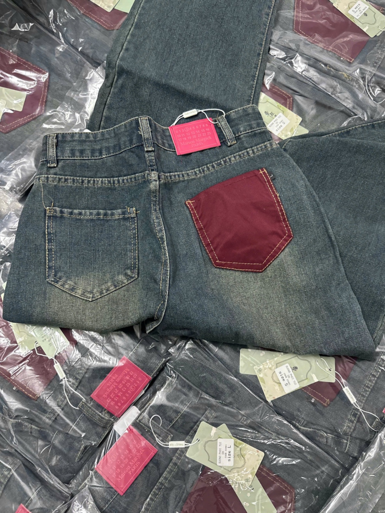 Quần Jeans Suông Thêu Túi Đỏ Sau