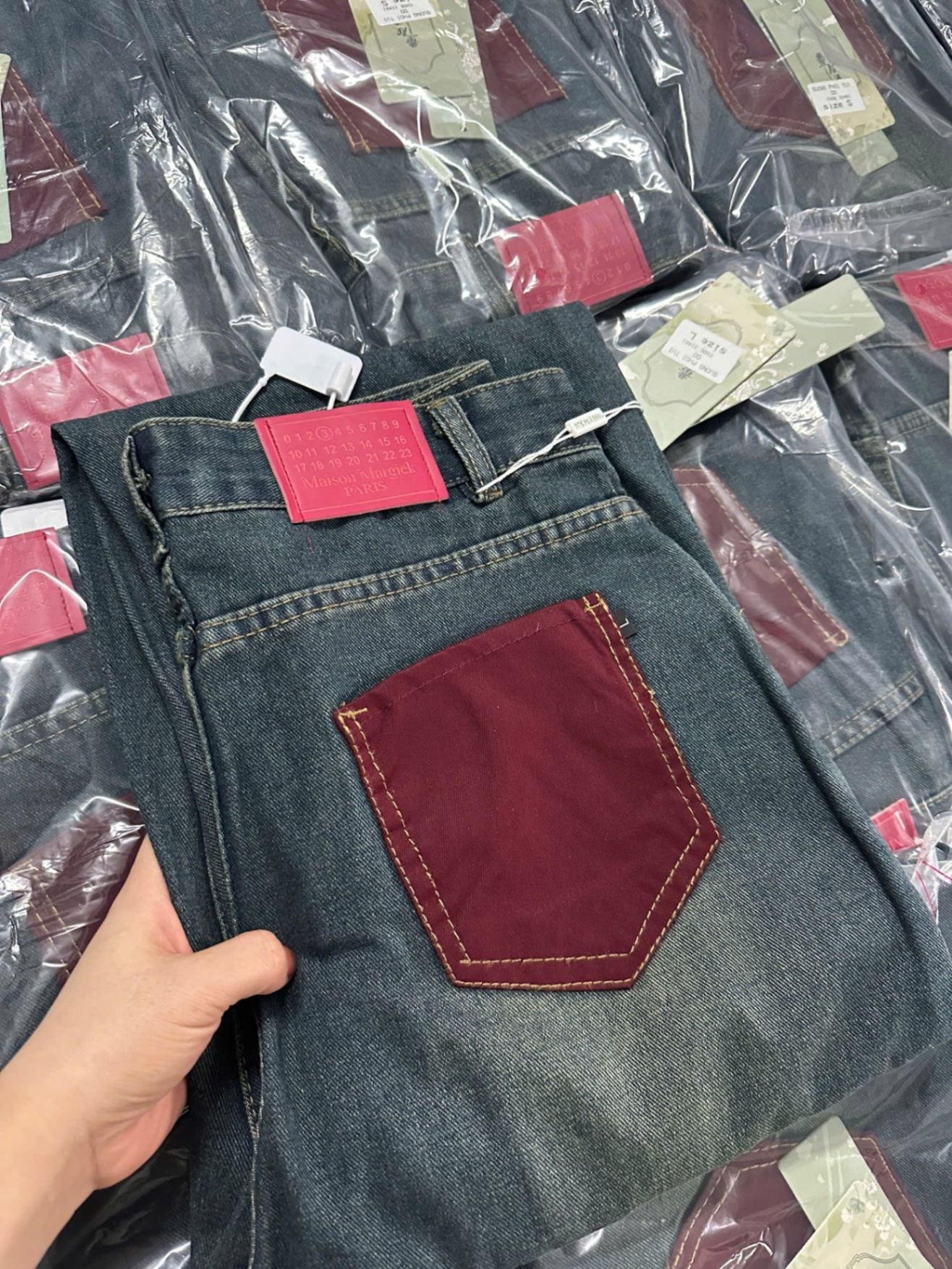 Quần Jeans Suông Thêu Túi Đỏ Sau