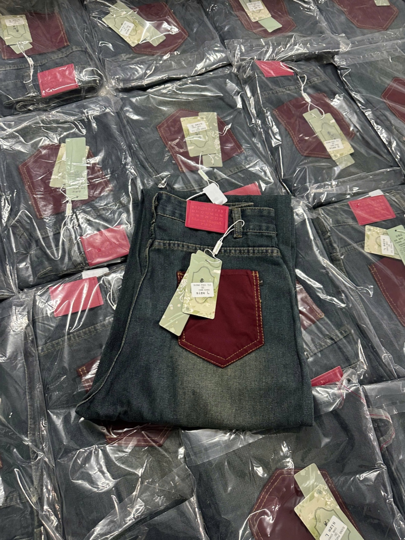 Quần Jeans Suông Thêu Túi Đỏ Sau