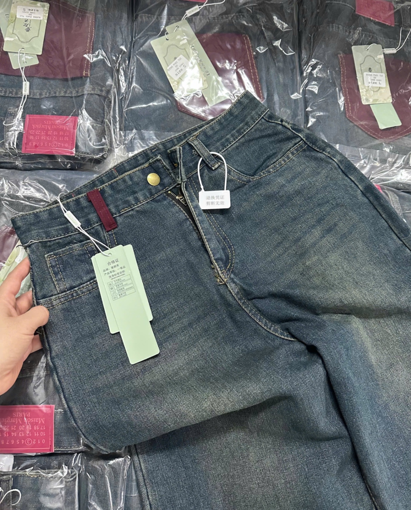 Quần Jeans Suông Thêu Túi Đỏ Sau