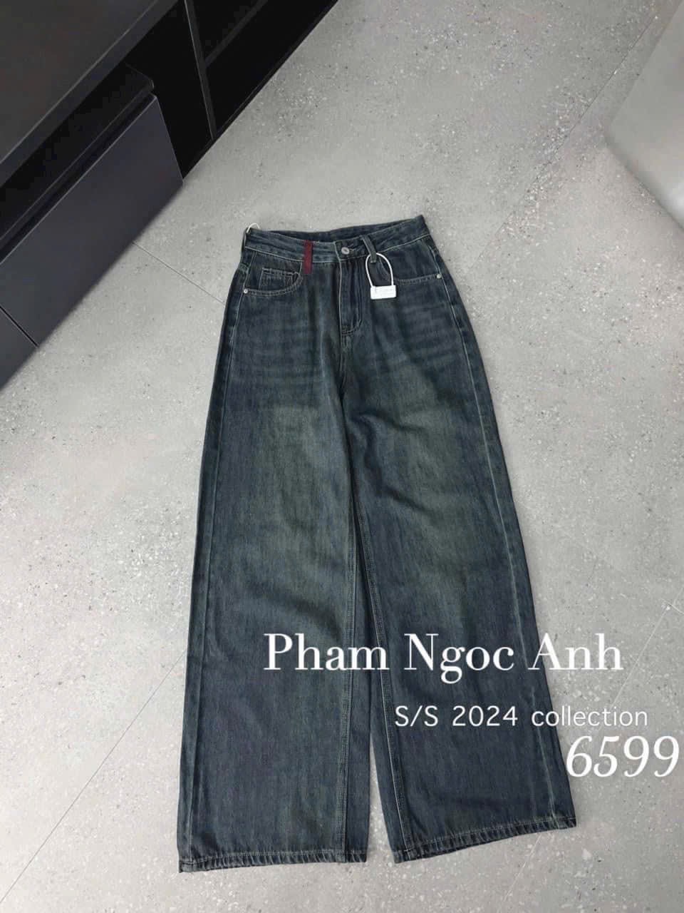 Quần Jeans Suông Thêu Túi Đỏ Sau