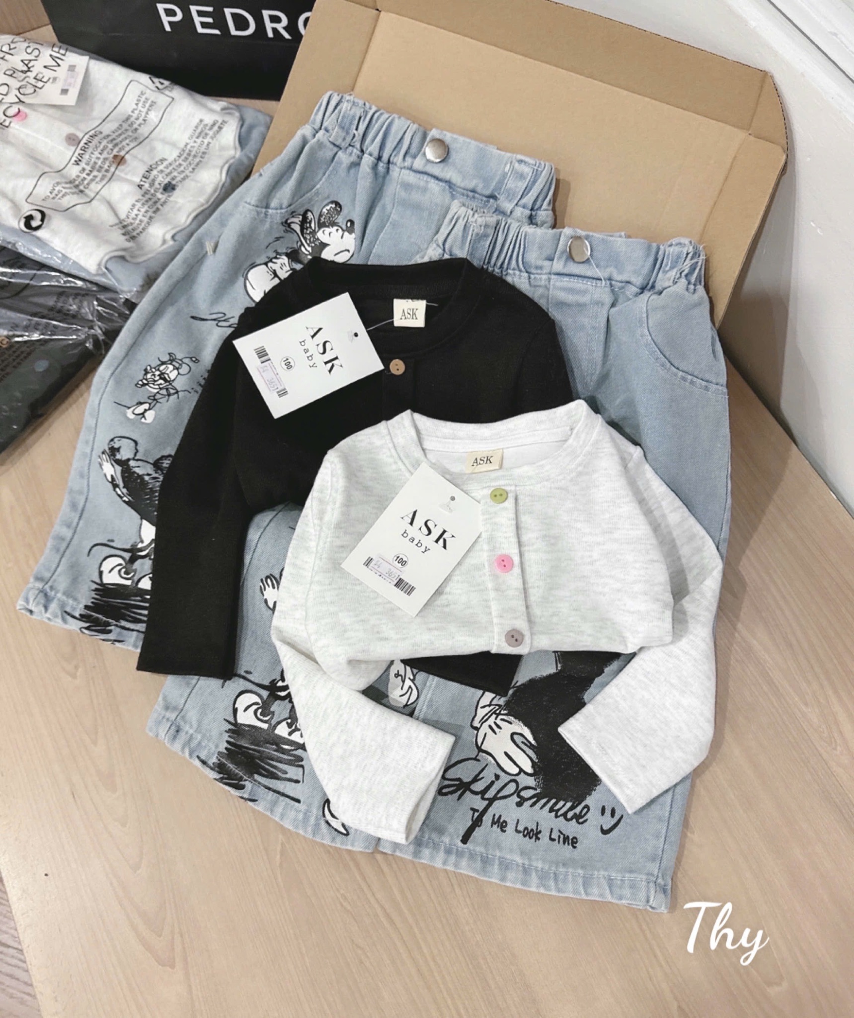 Bộ Quần Jeans MK mix Áo Thun Vạt Tôm Bé