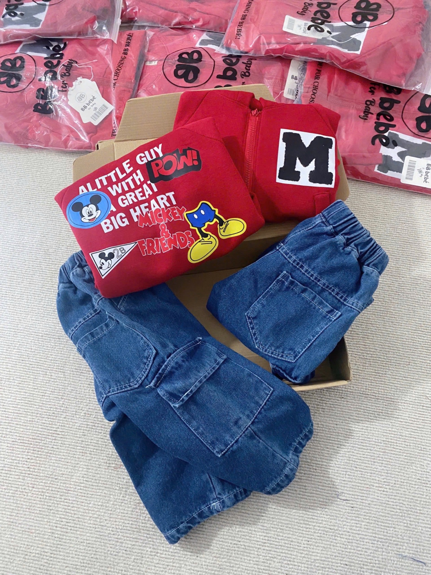 BỘ NỈ ĐỎ CHỮ M MIX QUẦN JEANS BÉ