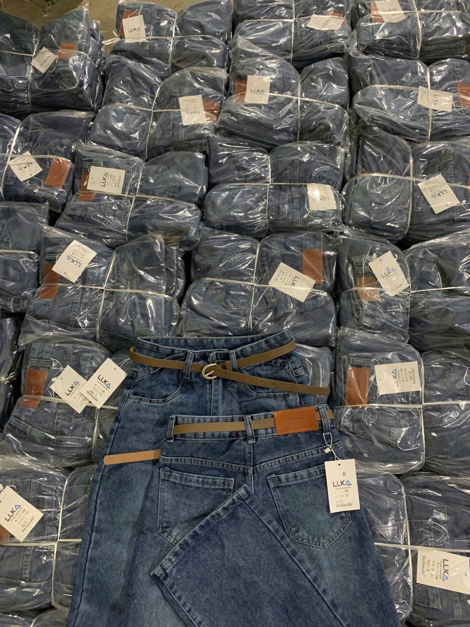Quần Jeans Ống Đứng Kèm Đai