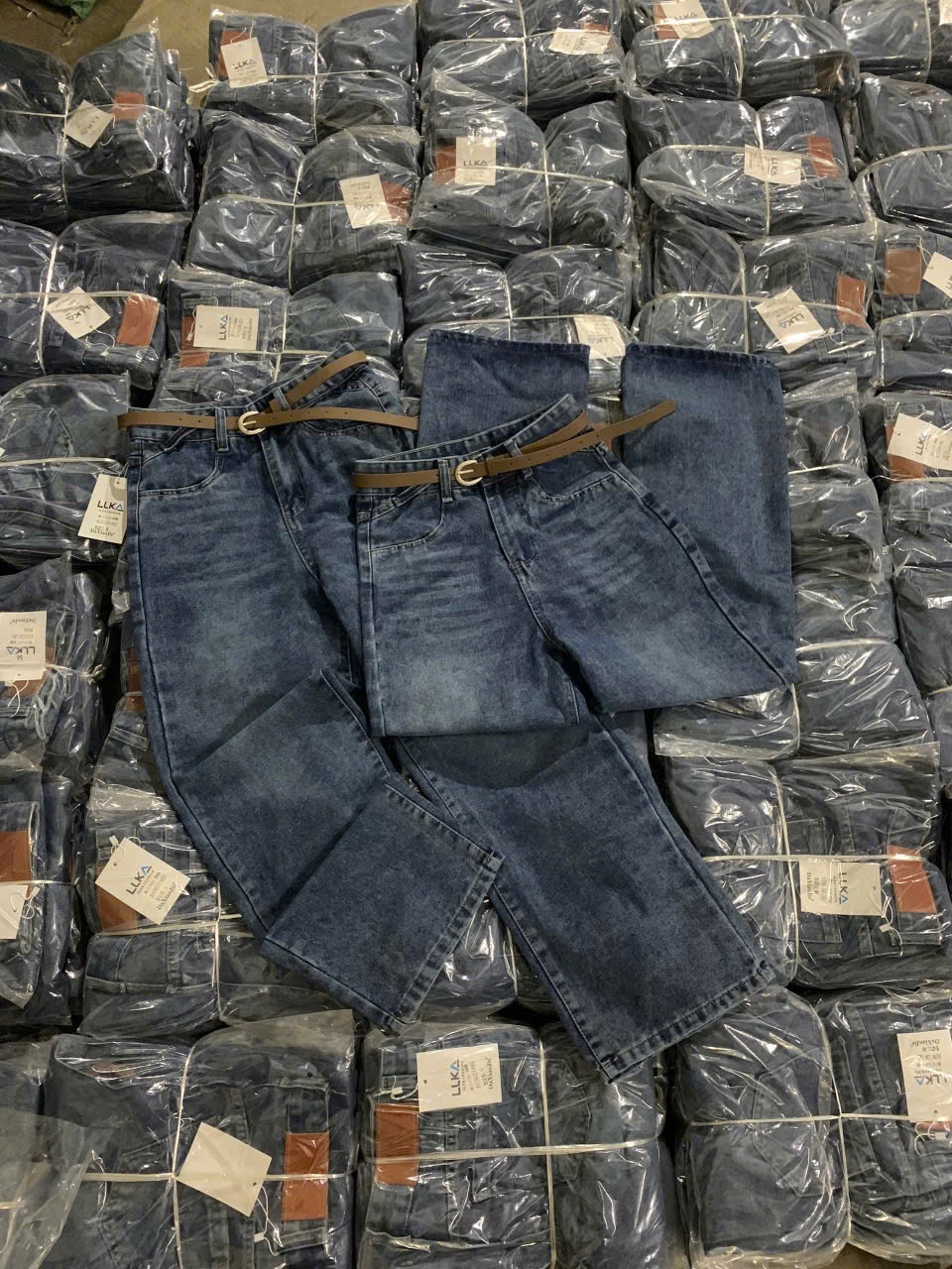 Quần Jeans Ống Đứng Kèm Đai