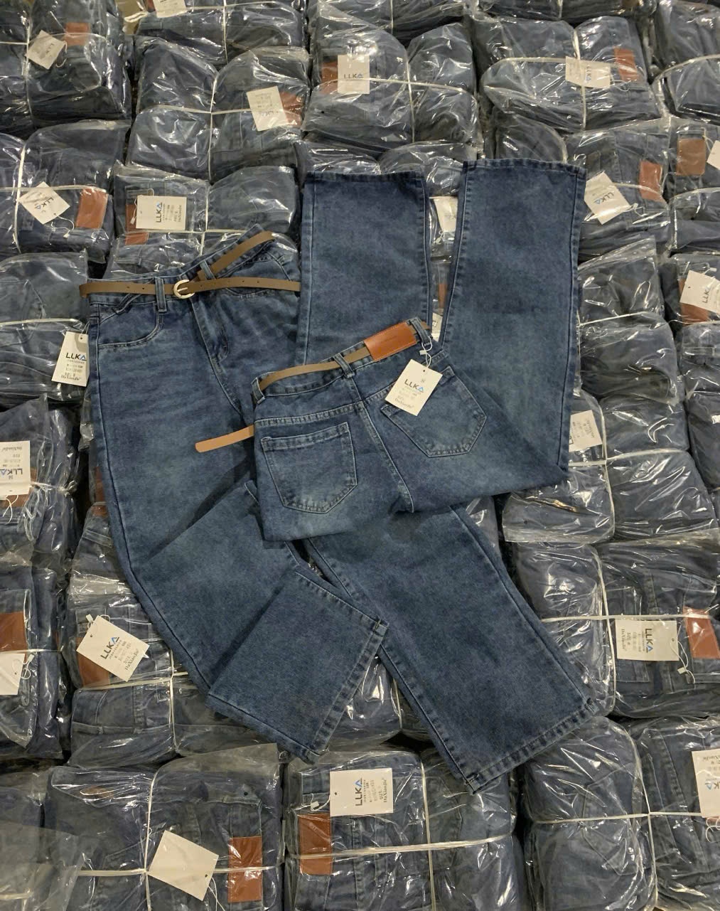 Quần Jeans Ống Đứng Kèm Đai