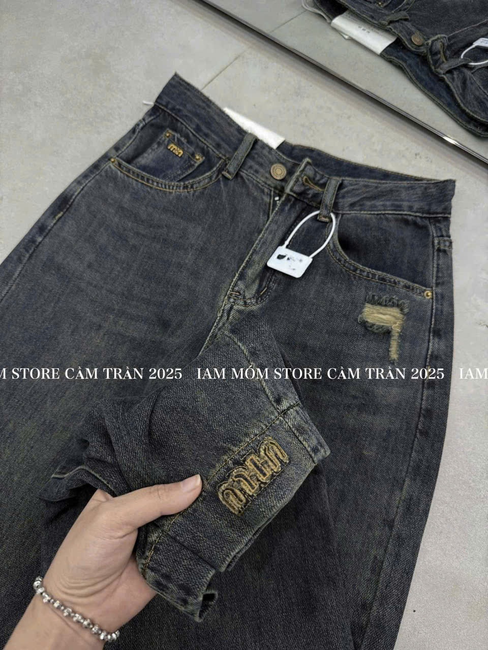 Quần Jeans Suông Rách Gối Gấu Thêu Miu