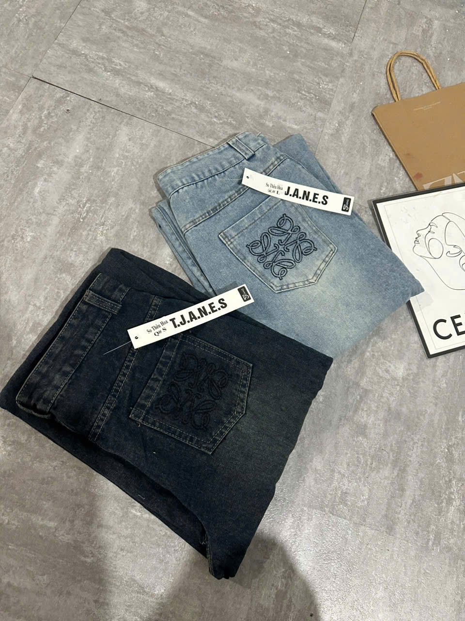 Quần Jeans Suông Thêu LW 2 Màu