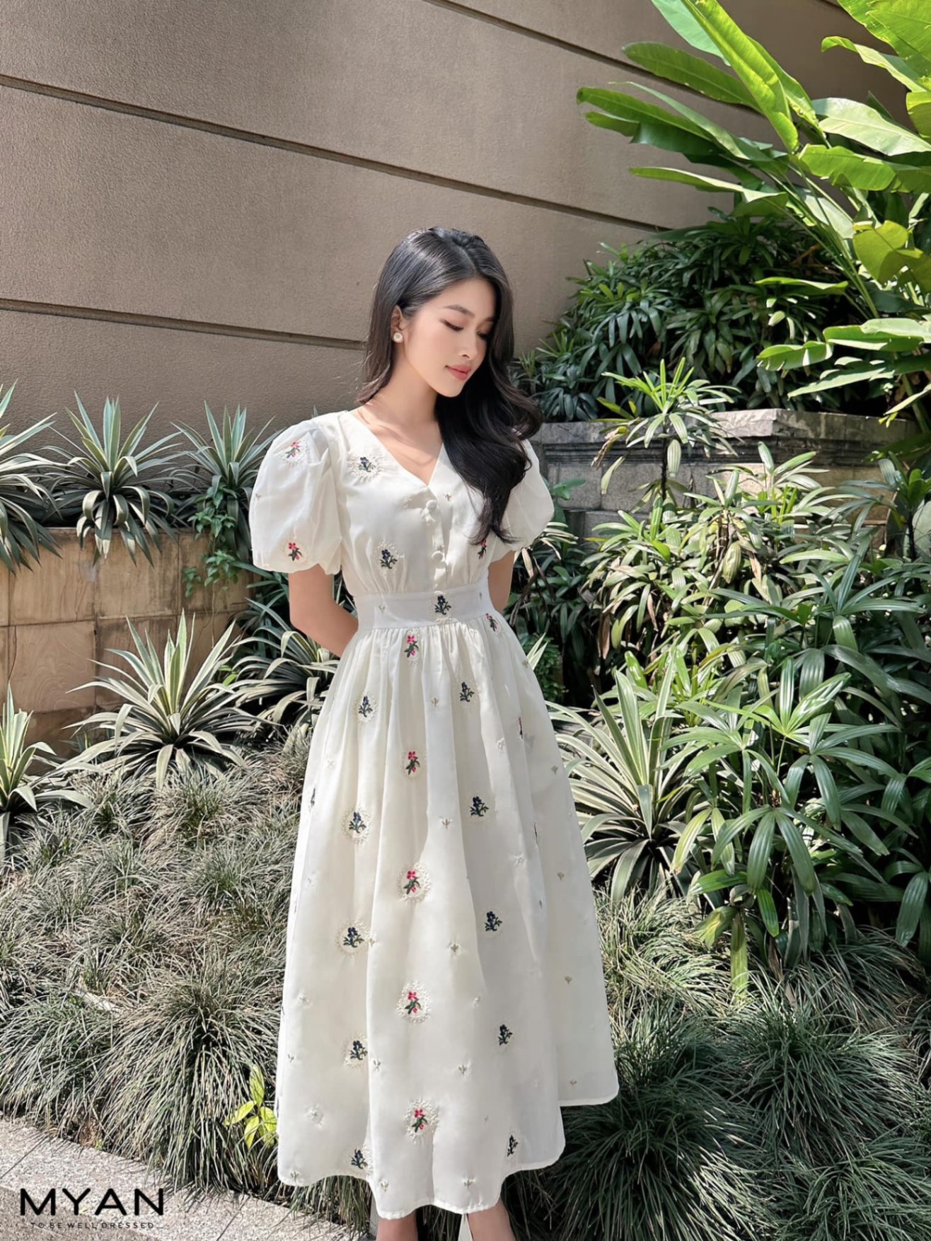 Váy trắng cổ điển xẻ ngực sâu phối chuỗi hạt - Vintage Petals