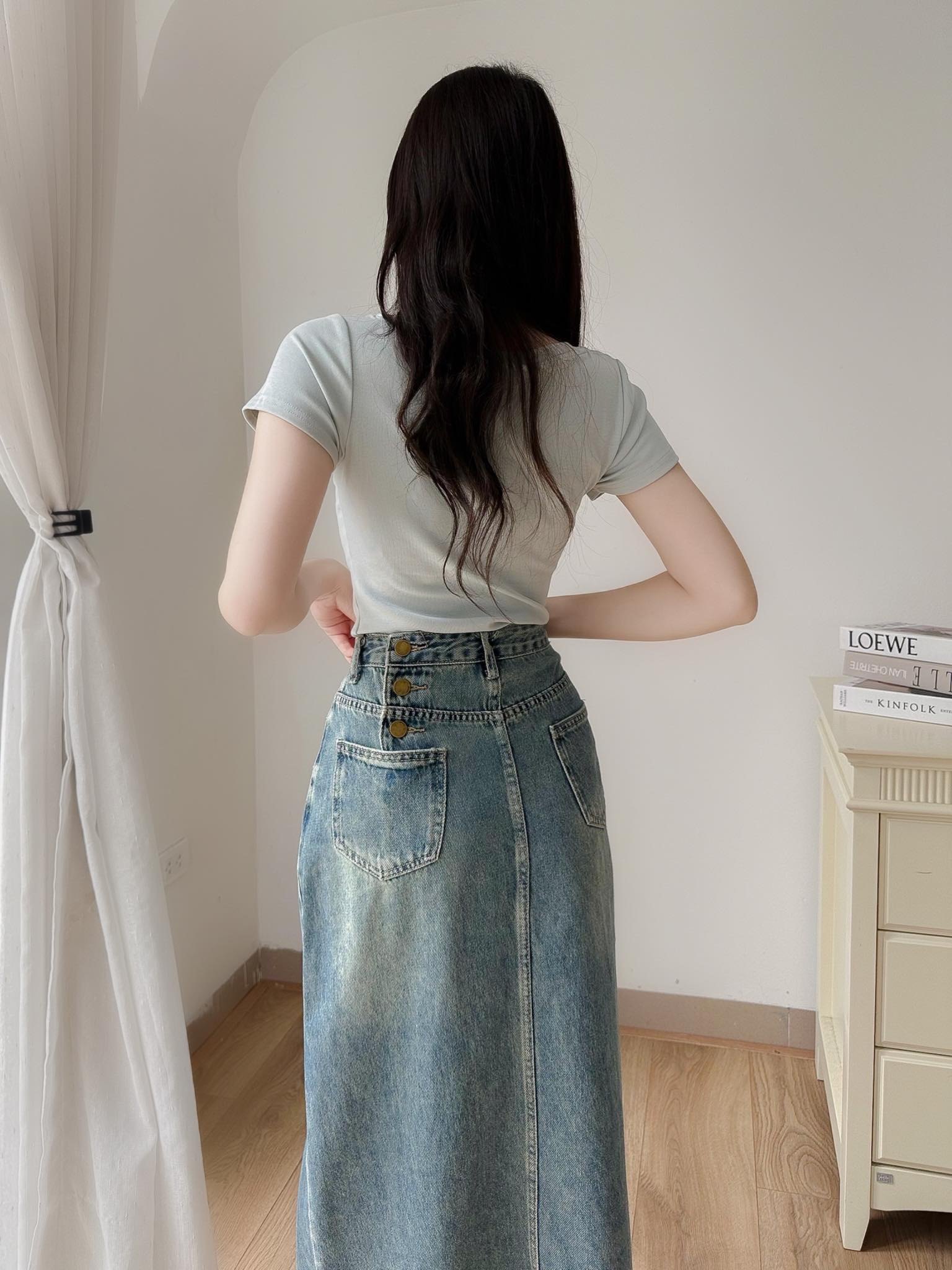 Chân váy jean dài qua gối mặc với áo gì? 14 cách phối đồ đẹp