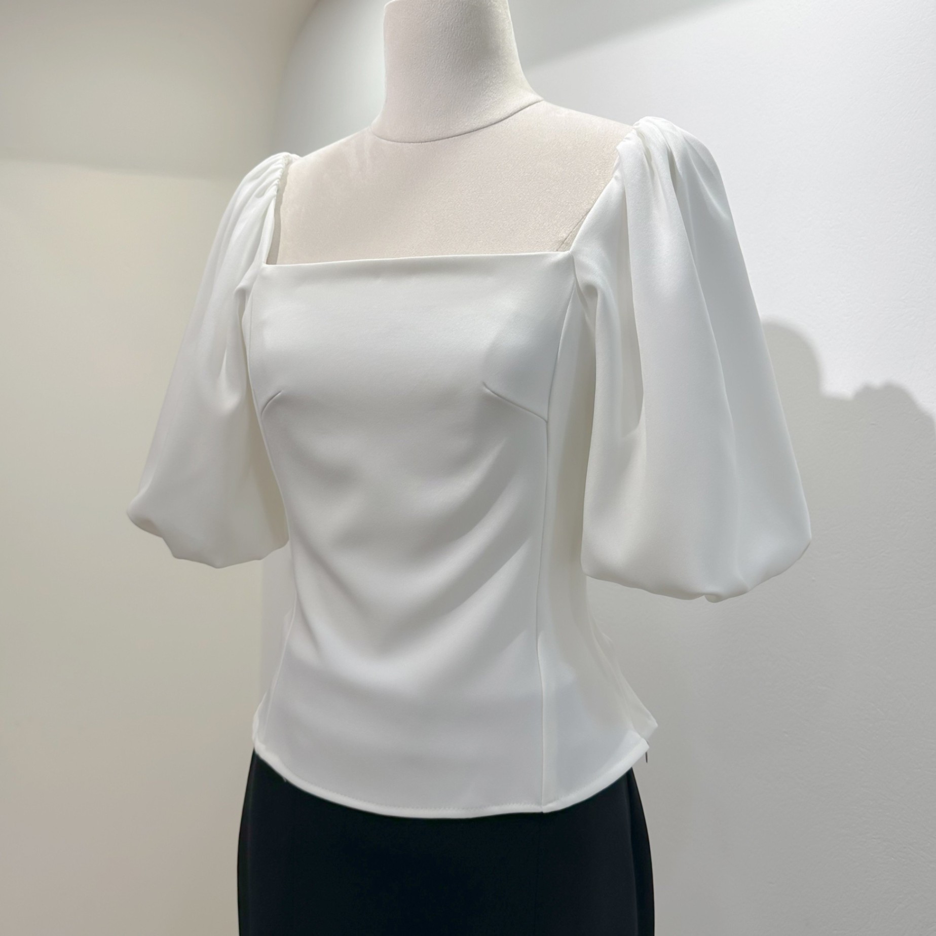 Váy nữ thiết kế makka váy tafta đen cổ vuông phối cúc ngọc tay trắng bồng  598