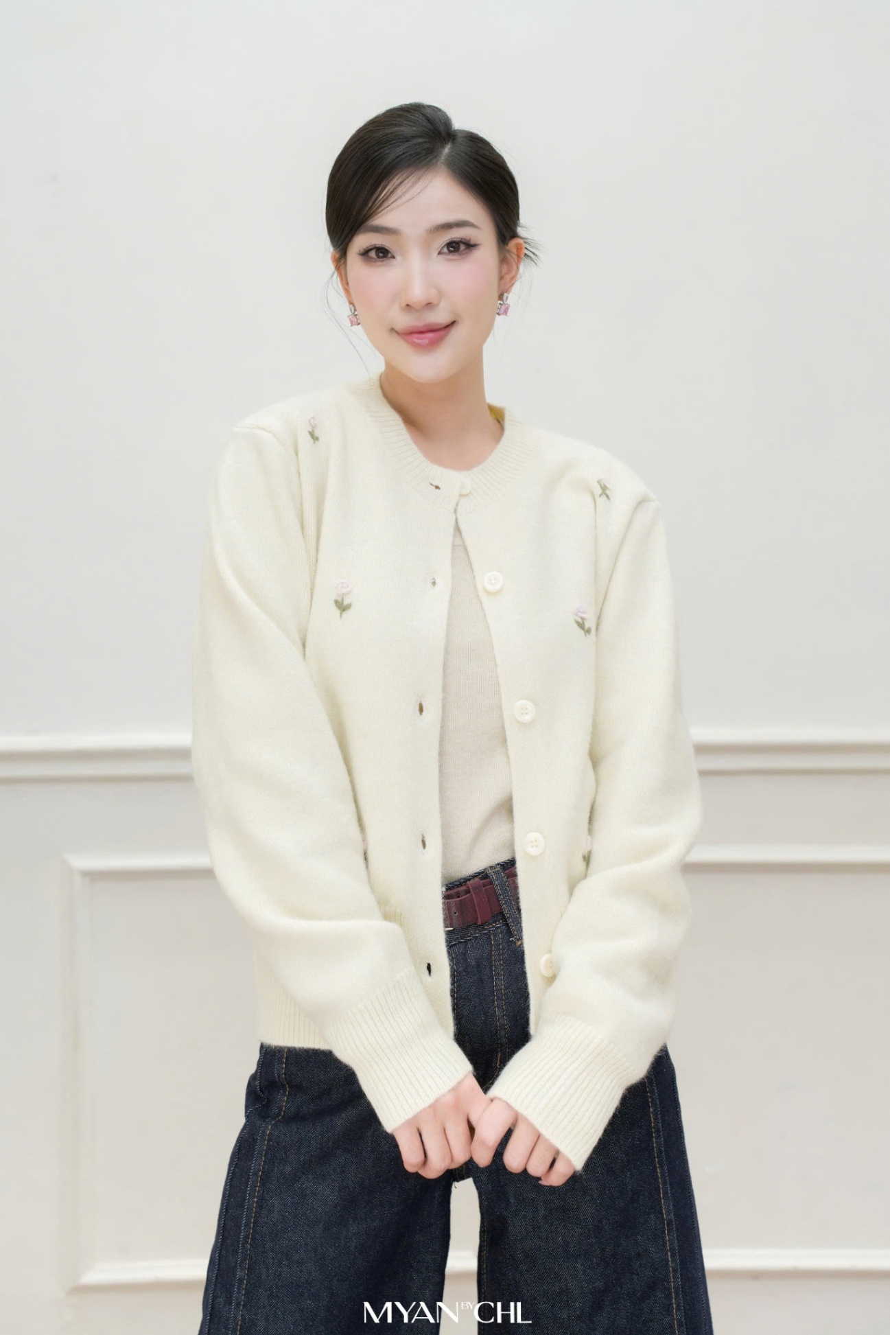 Áo len gấu ôm thêu hoa (605446)