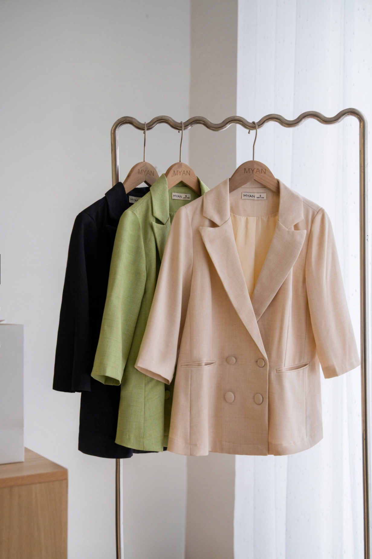 Áo blazer 2 túi cúc bọc( Giảm 75.000 khi mua thêm Áo gile mã Avn042303 + Quần sooc mã Qvn042301)