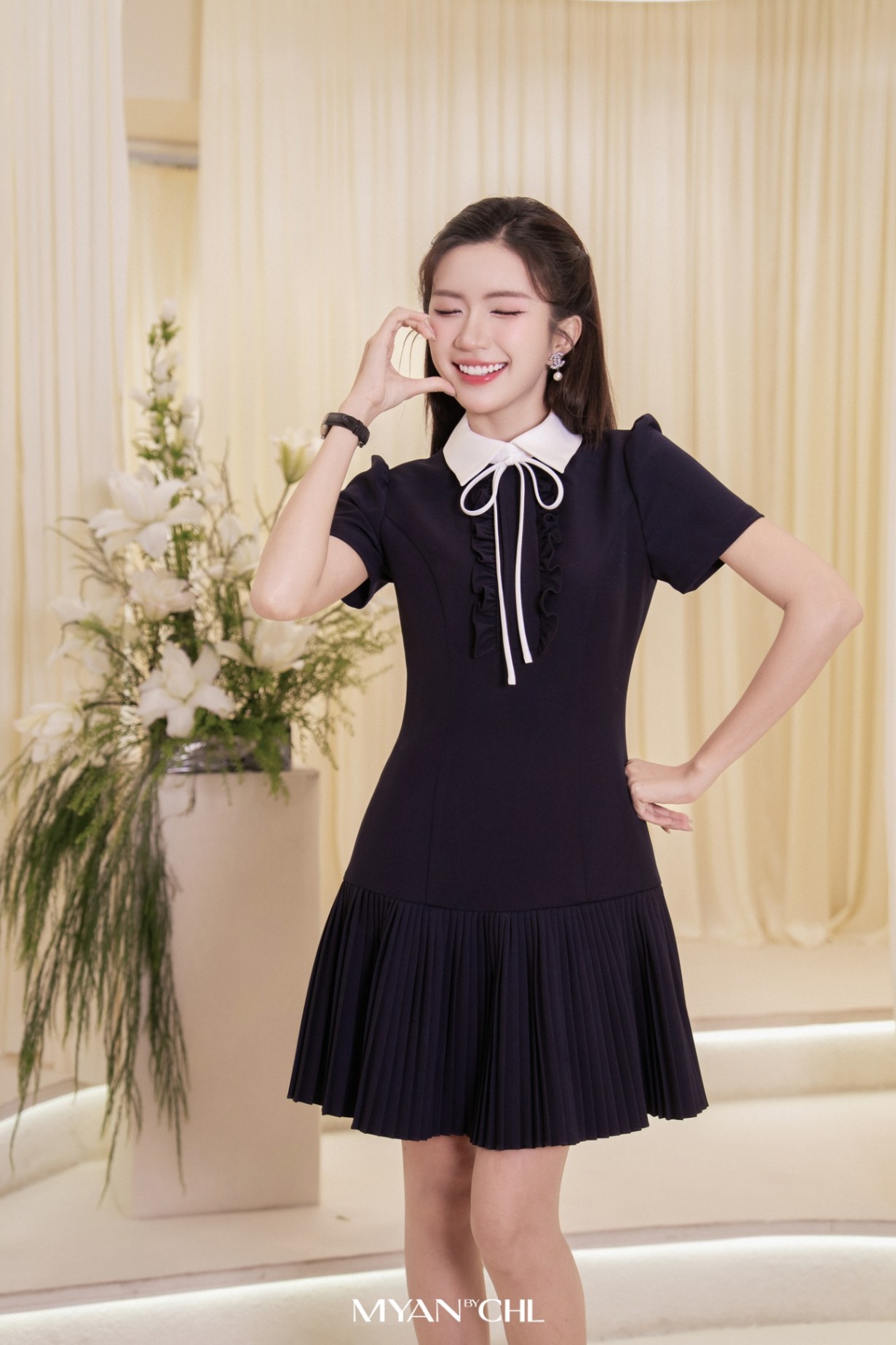 Váy ngắn tay phối cổ đuôi cá xếp ly nhỏ