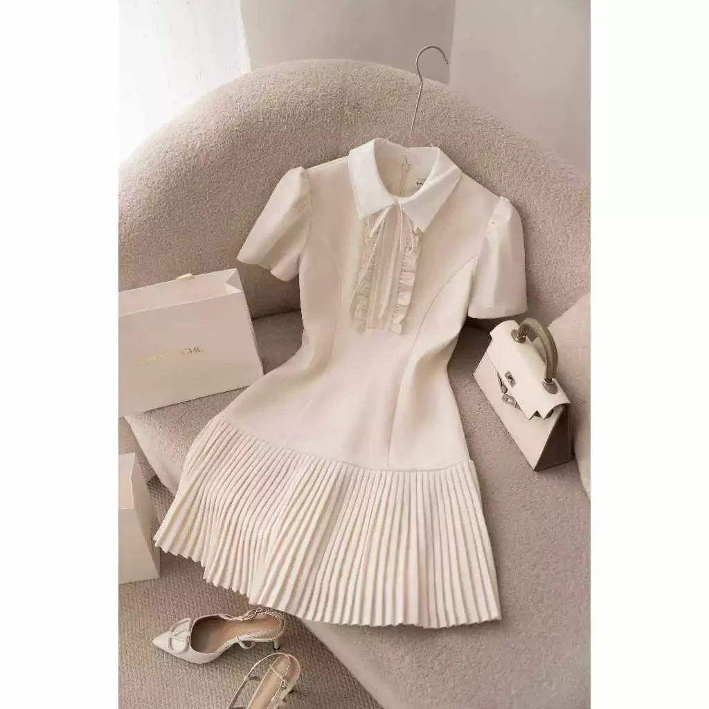Váy ngắn tay phối cổ đuôi cá xếp ly nhỏ