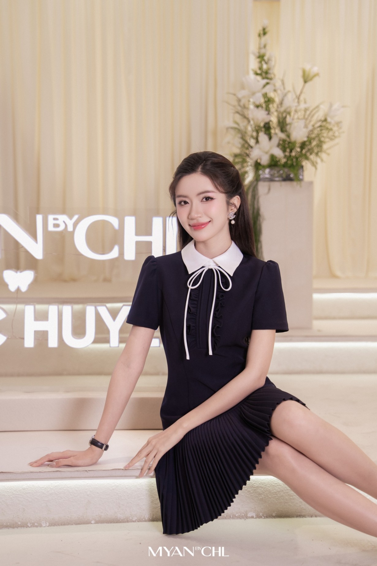 Váy ngắn tay phối cổ đuôi cá xếp ly nhỏ