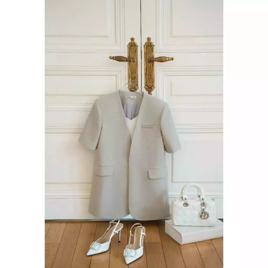 Áo blazer không cổ ngắn tay.