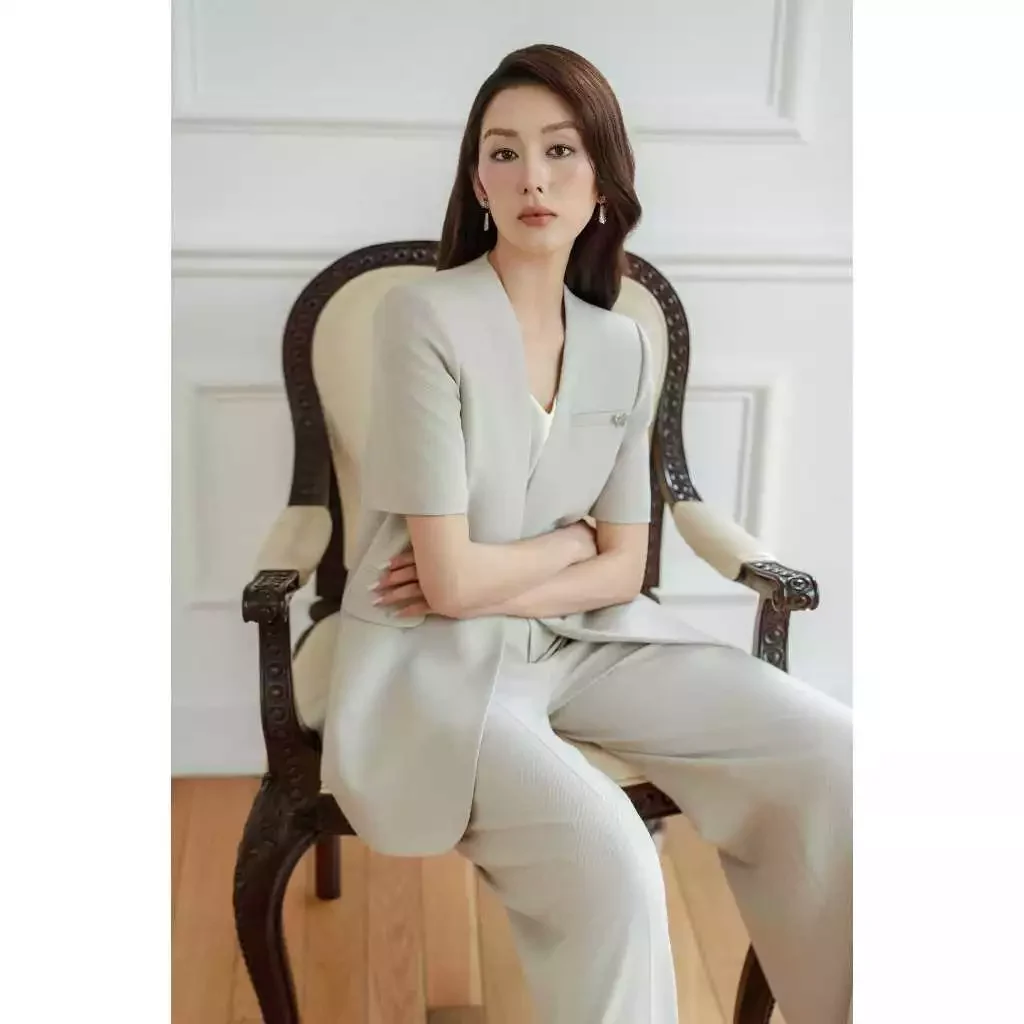 Áo blazer không cổ ngắn tay.
