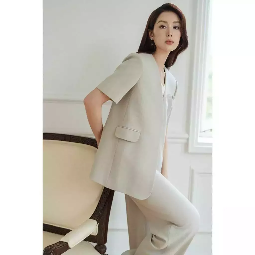 Áo blazer không cổ ngắn tay.