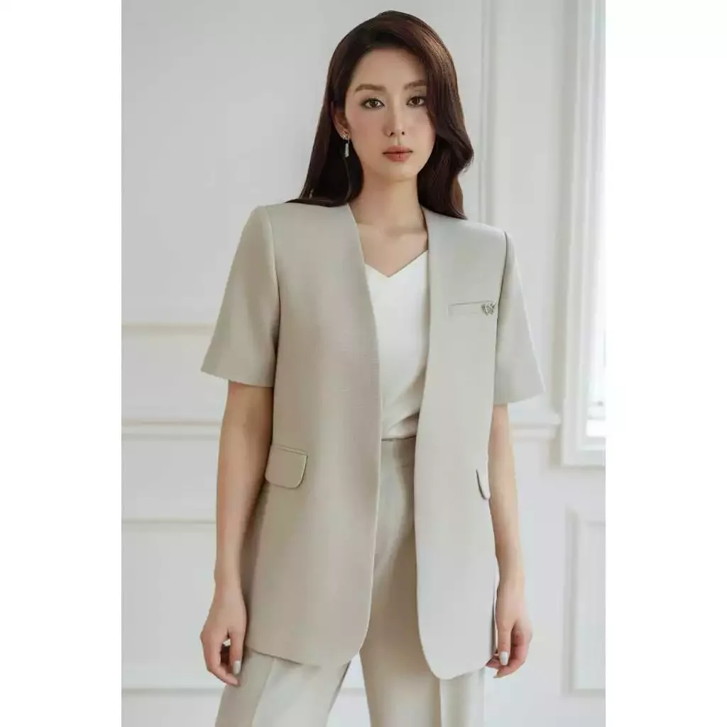 Áo blazer không cổ ngắn tay.