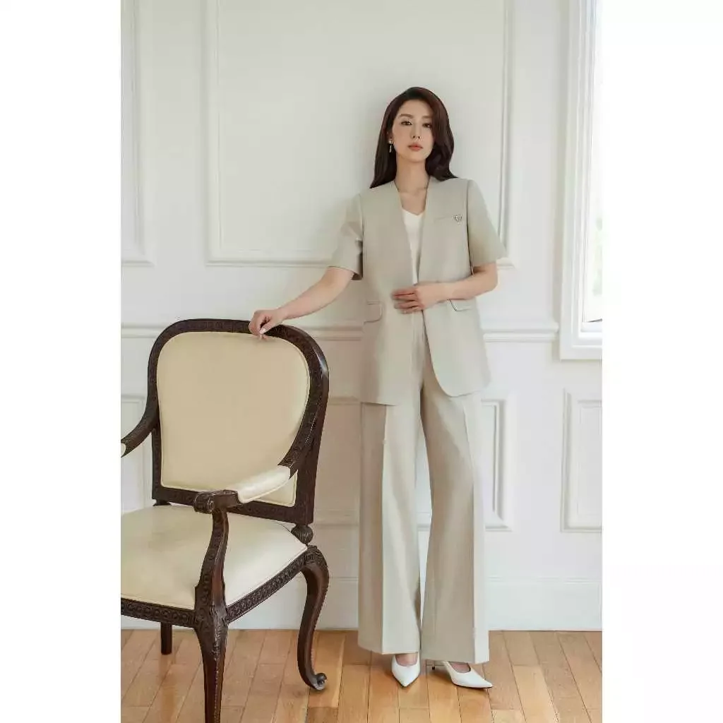 Áo blazer không cổ ngắn tay.
