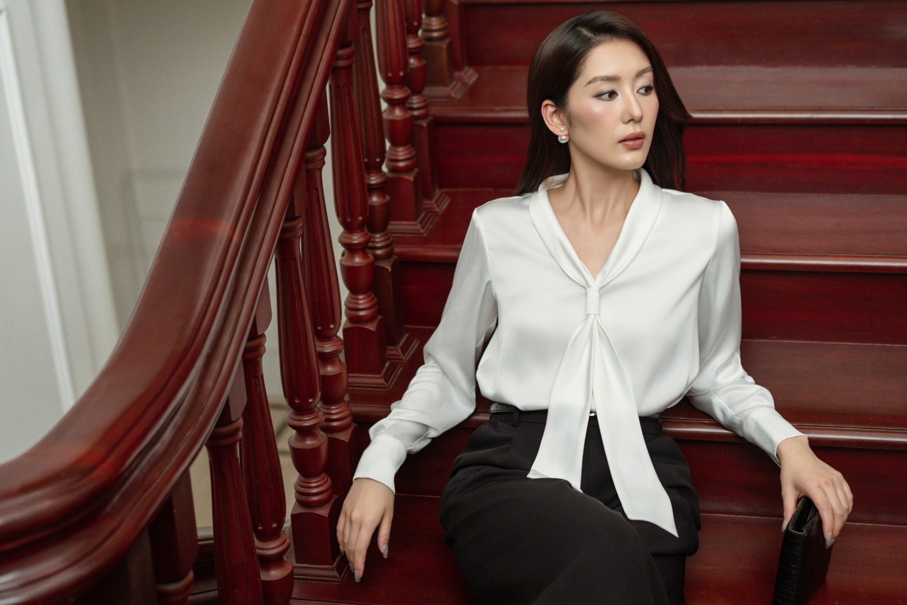 Áo sơ mi lụa dài tay dây cổ